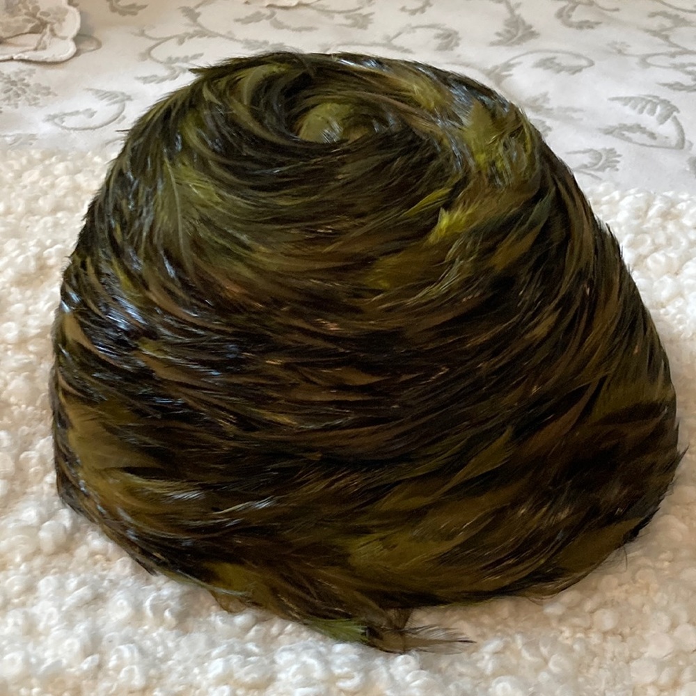 Absolutely Gorgeous Pristine Condition Feathered … - image 1